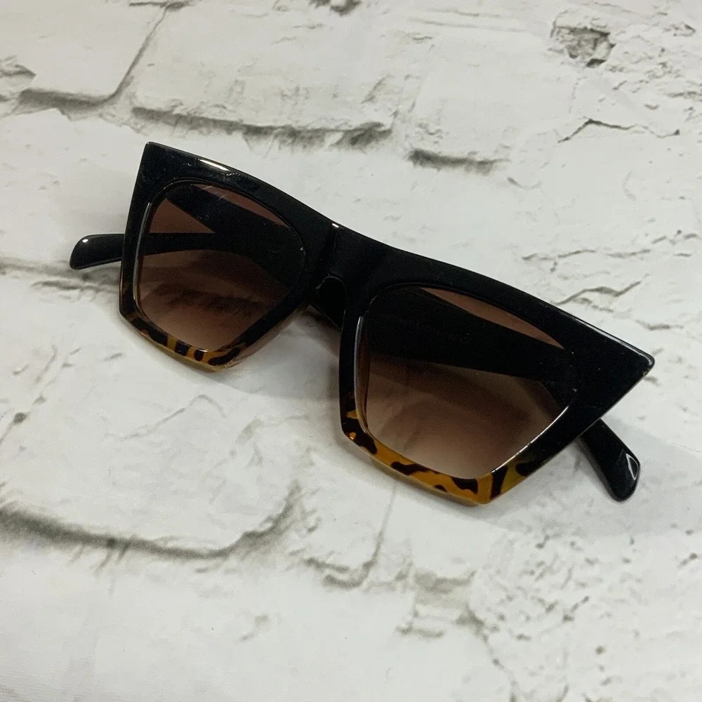 Plastic Sunglasses Unbranded Tortoise Shell Print Scuffed Brown Lenses